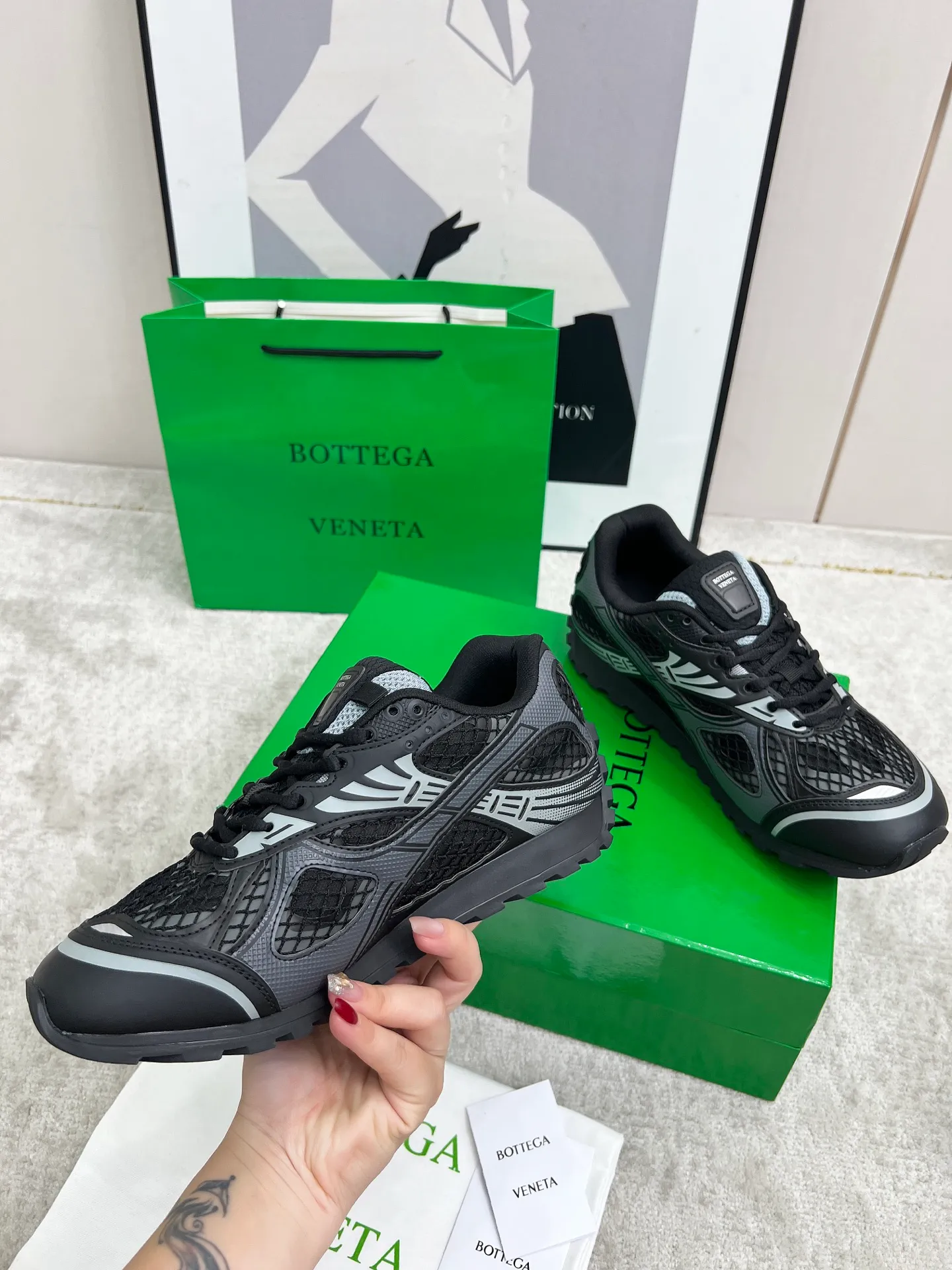 P540. Top version (couples model) Bottega Veneta Bottega Veneta 23ss autumn and winter show BV Orbit sneakers Wang Yibo's same style couples casual shoes dad shoes! Runner sneakers! Original purchase and development!  Made of original lightweight technical mesh fabric, the same as the original version! The process is complicated!  Paired with a rubber outsole designed with a geometric pattern, the high version of the Wang Zha series is actually much taller, but the legs still look slim. Very nice. Durable and playable, standard and version-matching shoe package technology, look for high-end versions. The original outsole is exclusively molded, and the color-blocked TPU outsole is used. The material and weight are the same as the original!  Size: #Female 35-41 (40 and 41 customized sizes are non-refundable) Male 39-45 (45 size customized are non-returnable and exchangeable)